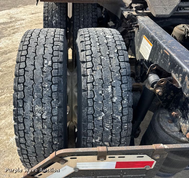 image for item ER0392 2015 Mack CXU613 semi truck