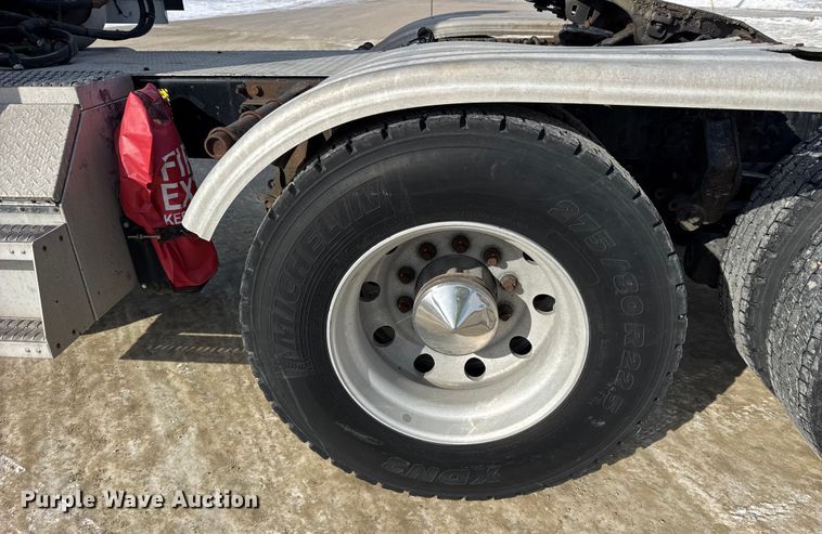 image for item ER0392 2015 Mack CXU613 semi truck