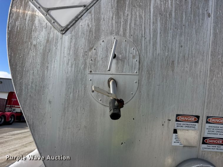 image for item ER0393 1996 Polar asphalt trailer