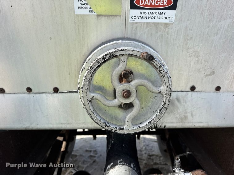 image for item ER0393 1996 Polar asphalt trailer