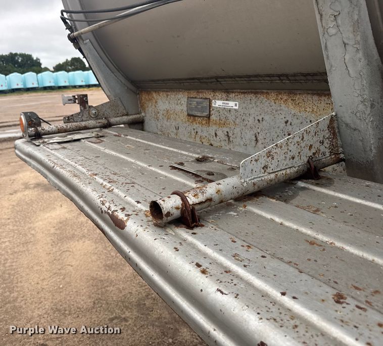 image for item ER2303 1979 Fruehauf tank trailer