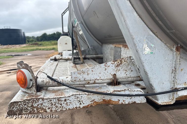 image for item ER2303 1979 Fruehauf tank trailer