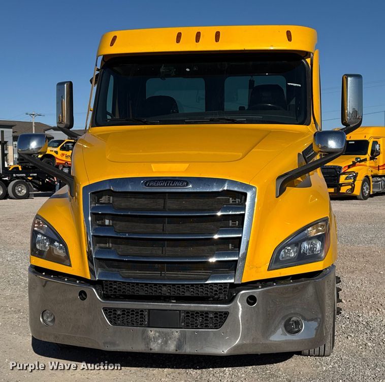 image for item ES5704 2021 Freightliner Cascadia 126 semi truck