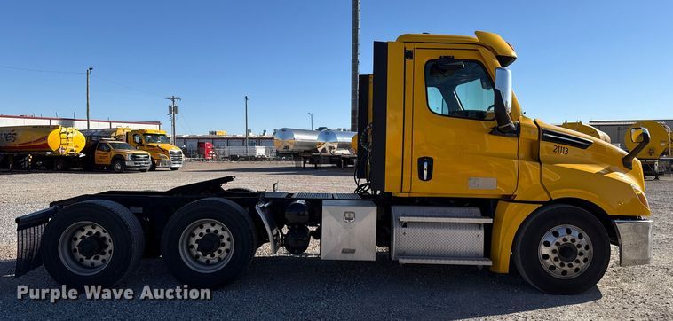 image for item ES5704 2021 Freightliner Cascadia 126 semi truck