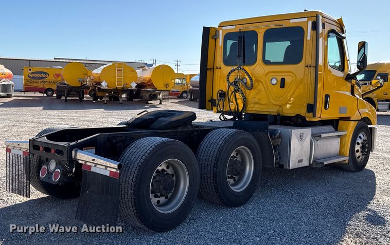 image for item ES5704 2021 Freightliner Cascadia 126 semi truck