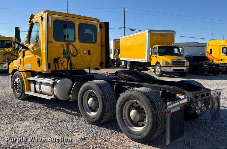 image for item ES5704 2021 Freightliner Cascadia 126 semi truck