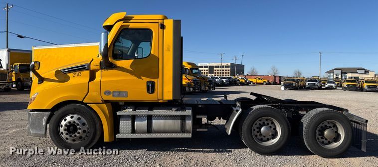 image for item ES5704 2021 Freightliner Cascadia 126 semi truck