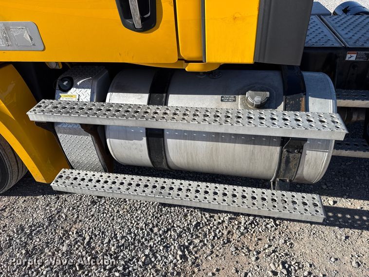 image for item ES5704 2021 Freightliner Cascadia 126 semi truck