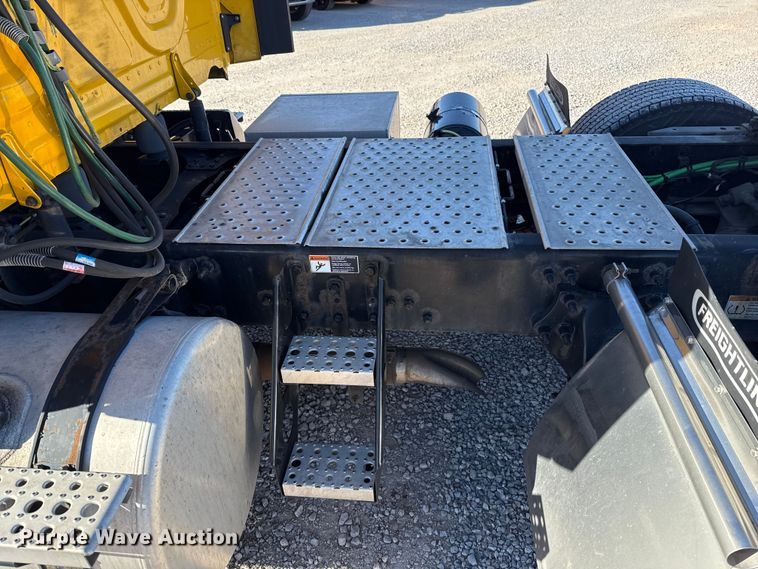 image for item ES5704 2021 Freightliner Cascadia 126 semi truck