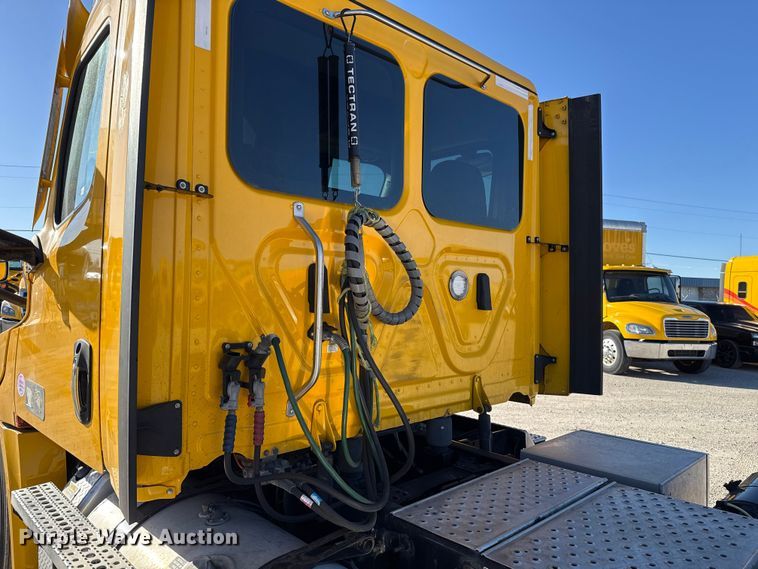 image for item ES5704 2021 Freightliner Cascadia 126 semi truck