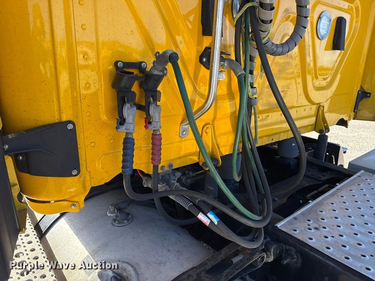 image for item ES5704 2021 Freightliner Cascadia 126 semi truck