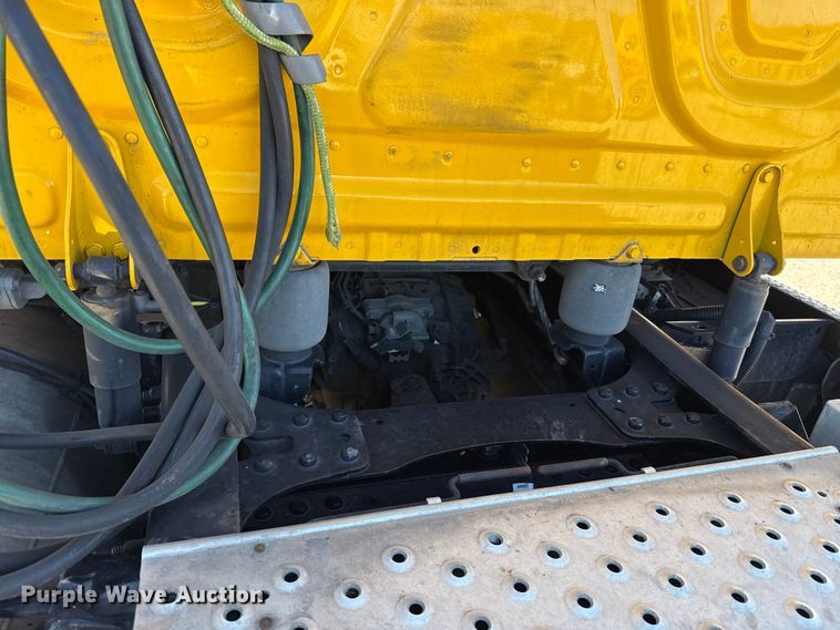 image for item ES5704 2021 Freightliner Cascadia 126 semi truck