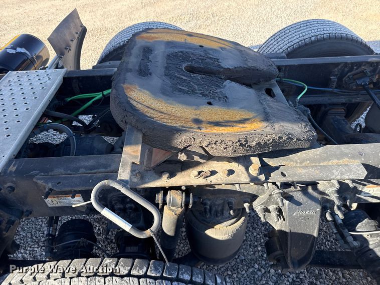 image for item ES5704 2021 Freightliner Cascadia 126 semi truck