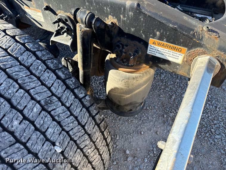 image for item ES5704 2021 Freightliner Cascadia 126 semi truck