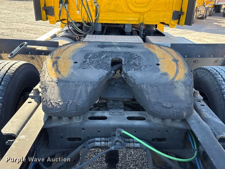 image for item ES5704 2021 Freightliner Cascadia 126 semi truck