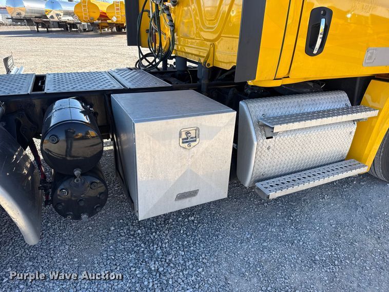 image for item ES5704 2021 Freightliner Cascadia 126 semi truck