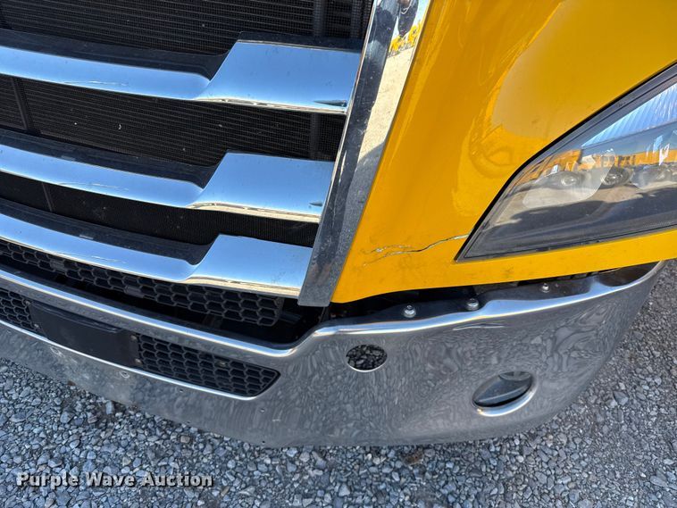 image for item ES5704 2021 Freightliner Cascadia 126 semi truck