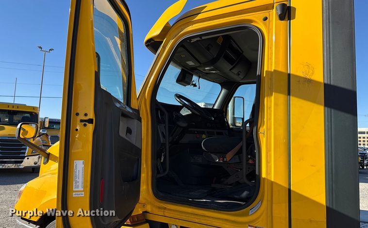 image for item ES5704 2021 Freightliner Cascadia 126 semi truck