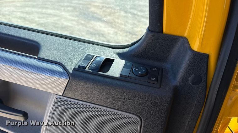 image for item ES5704 2021 Freightliner Cascadia 126 semi truck