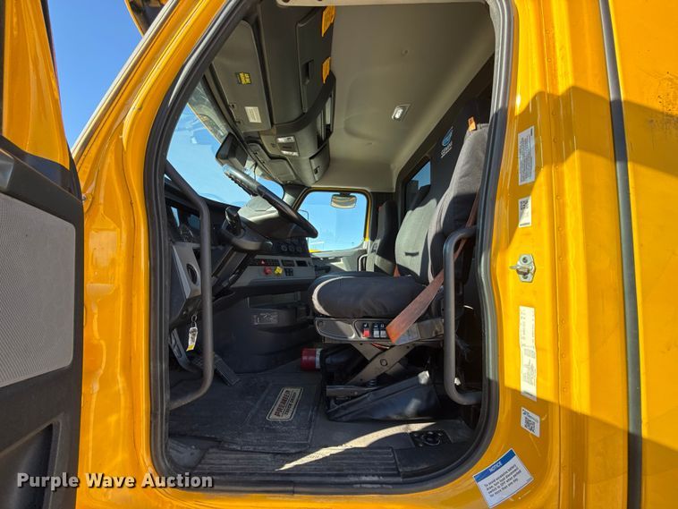 image for item ES5704 2021 Freightliner Cascadia 126 semi truck