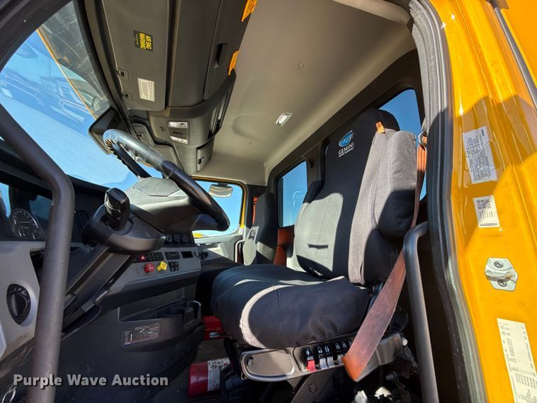 image for item ES5704 2021 Freightliner Cascadia 126 semi truck