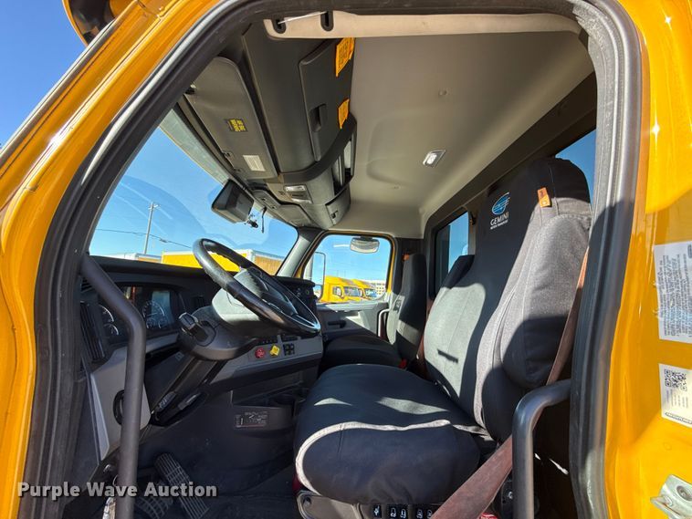 image for item ES5704 2021 Freightliner Cascadia 126 semi truck