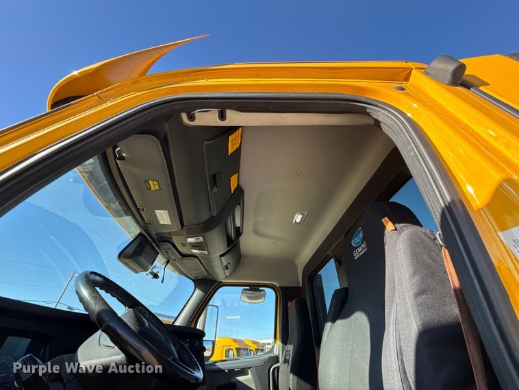 image for item ES5704 2021 Freightliner Cascadia 126 semi truck