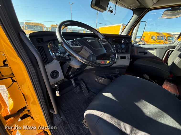 image for item ES5704 2021 Freightliner Cascadia 126 semi truck