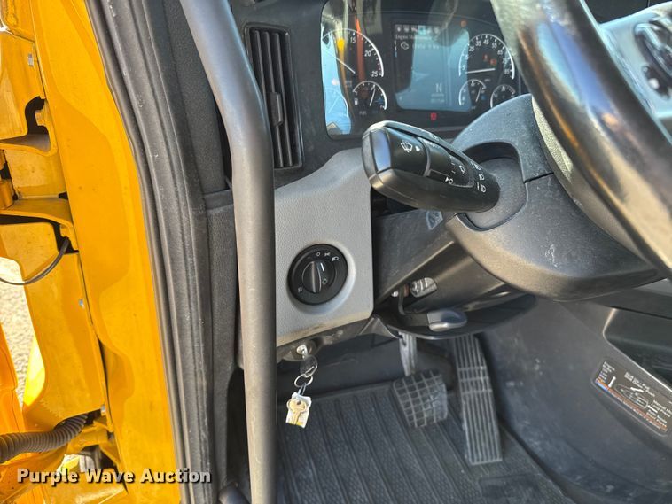 image for item ES5704 2021 Freightliner Cascadia 126 semi truck