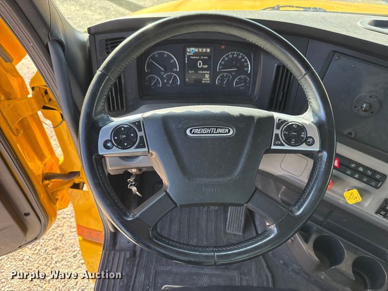 image for item ES5704 2021 Freightliner Cascadia 126 semi truck