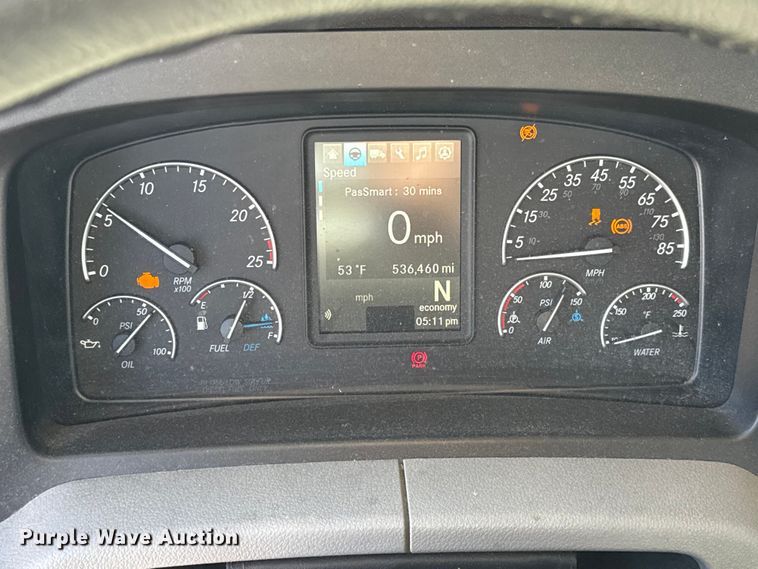 image for item ES5704 2021 Freightliner Cascadia 126 semi truck