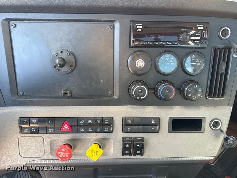 image for item ES5704 2021 Freightliner Cascadia 126 semi truck