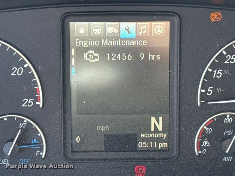 image for item ES5704 2021 Freightliner Cascadia 126 semi truck