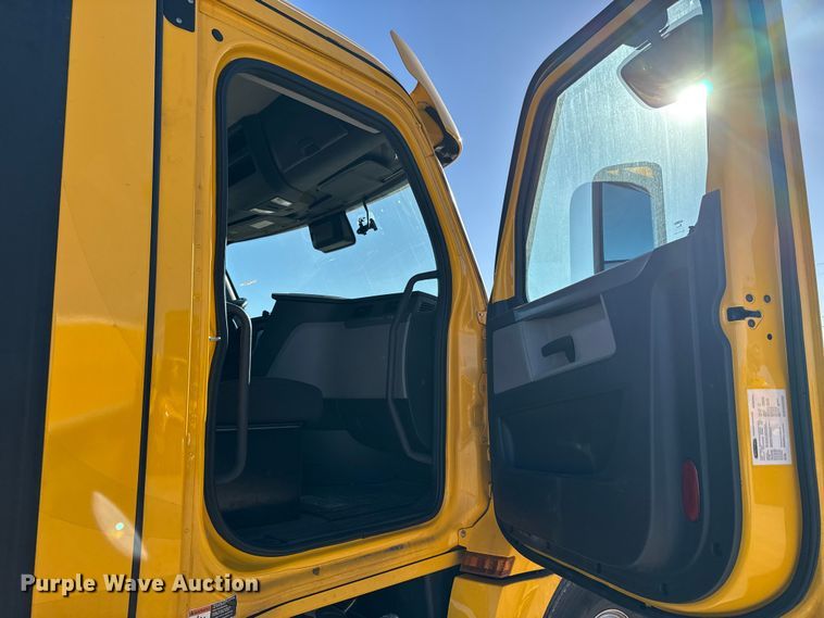 image for item ES5704 2021 Freightliner Cascadia 126 semi truck