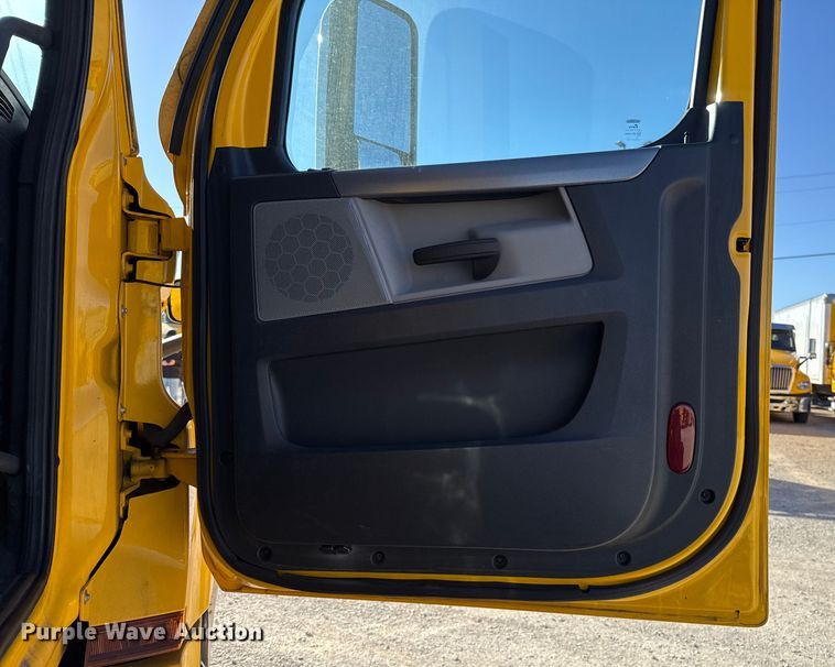 image for item ES5704 2021 Freightliner Cascadia 126 semi truck