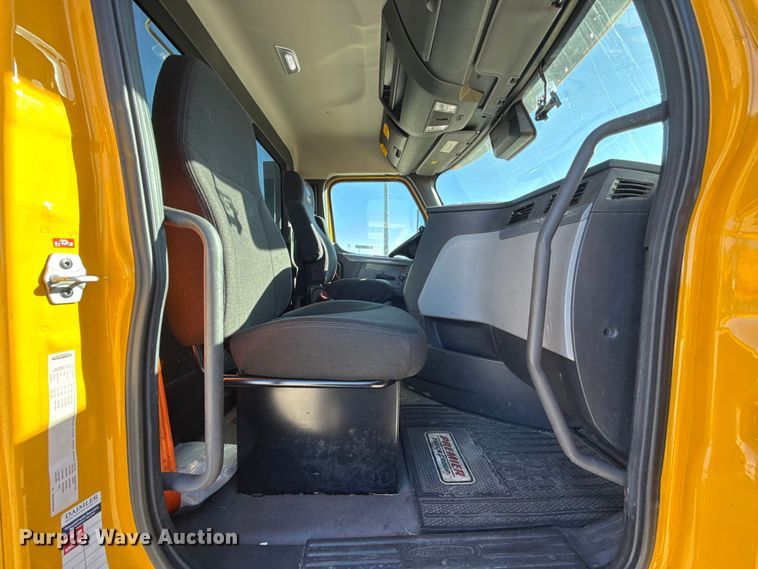 image for item ES5704 2021 Freightliner Cascadia 126 semi truck