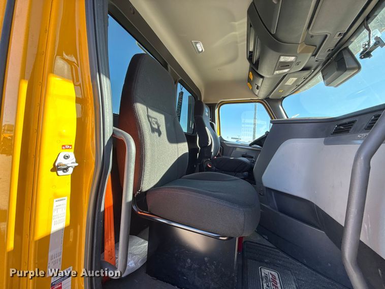 image for item ES5704 2021 Freightliner Cascadia 126 semi truck