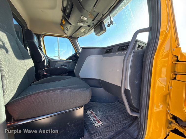 image for item ES5704 2021 Freightliner Cascadia 126 semi truck