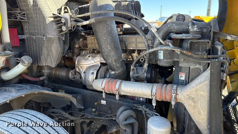 image for item ES5704 2021 Freightliner Cascadia 126 semi truck