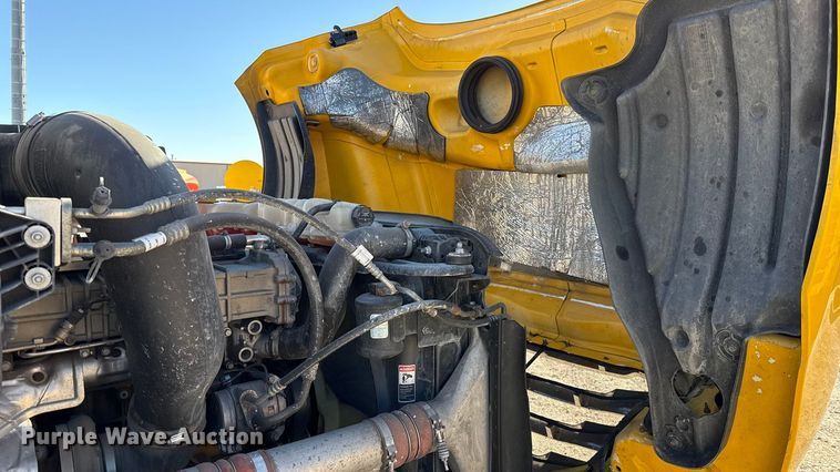 image for item ES5704 2021 Freightliner Cascadia 126 semi truck