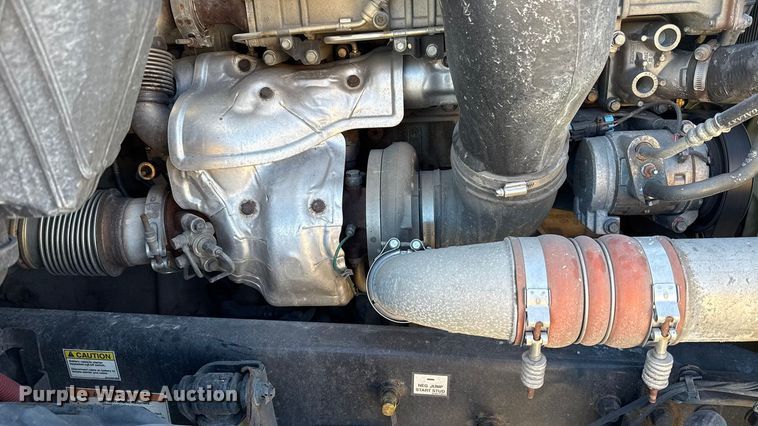 image for item ES5704 2021 Freightliner Cascadia 126 semi truck