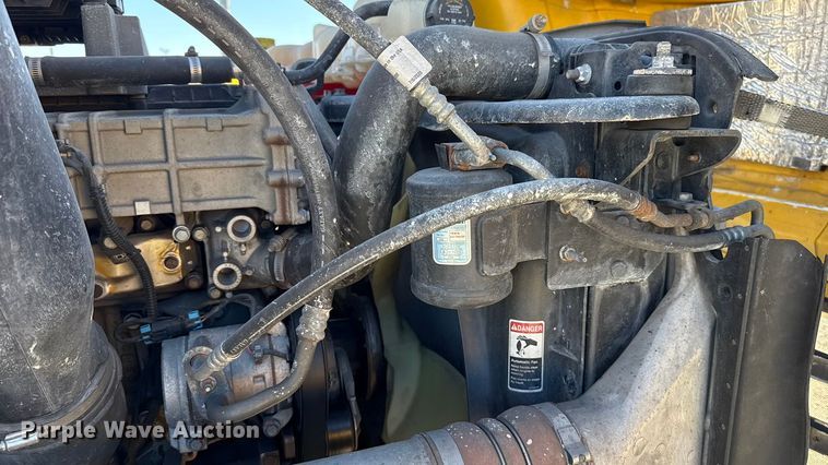 image for item ES5704 2021 Freightliner Cascadia 126 semi truck