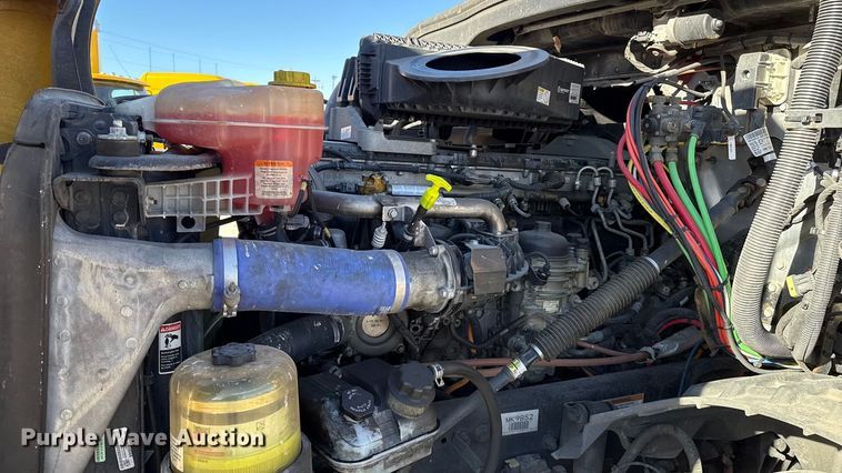 image for item ES5704 2021 Freightliner Cascadia 126 semi truck