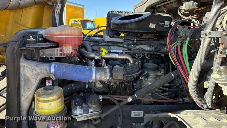 image for item ES5704 2021 Freightliner Cascadia 126 semi truck