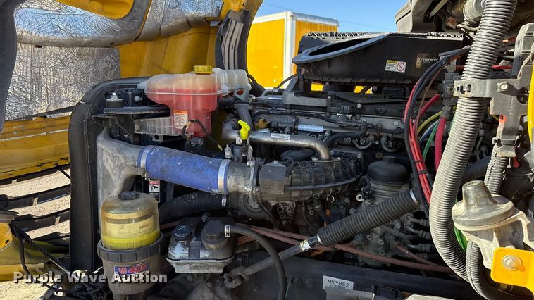 image for item ES5704 2021 Freightliner Cascadia 126 semi truck