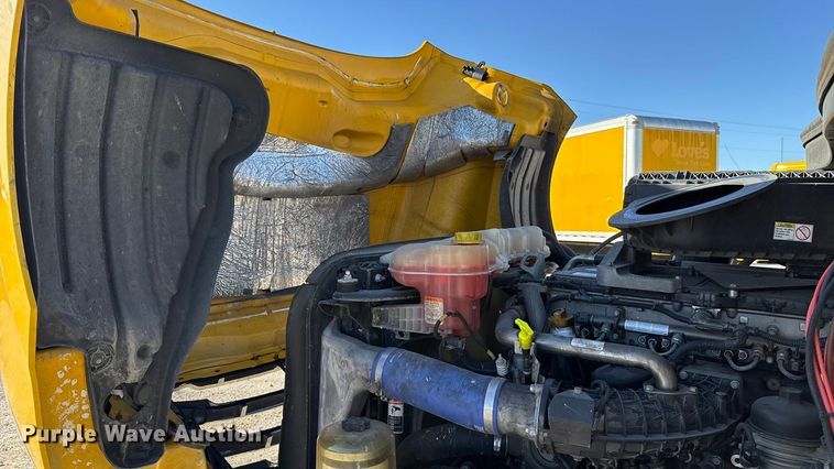 image for item ES5704 2021 Freightliner Cascadia 126 semi truck