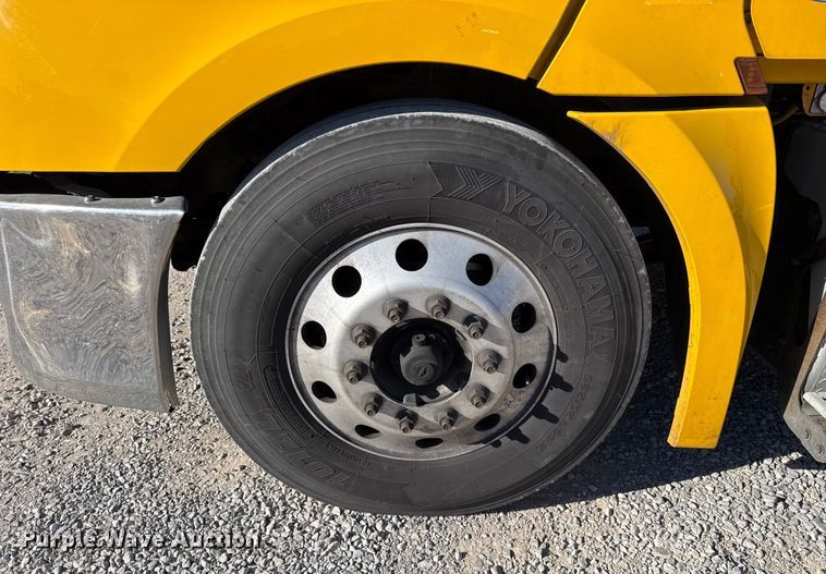 image for item ES5704 2021 Freightliner Cascadia 126 semi truck