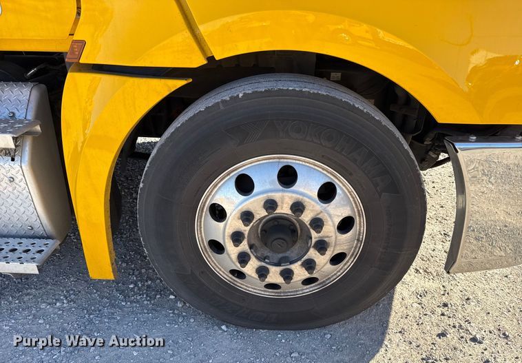 image for item ES5704 2021 Freightliner Cascadia 126 semi truck