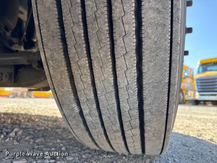 image for item ES5704 2021 Freightliner Cascadia 126 semi truck