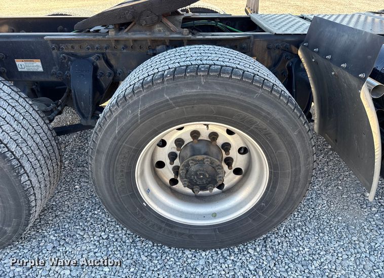 image for item ES5704 2021 Freightliner Cascadia 126 semi truck